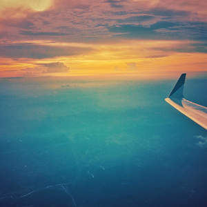 一个吃奶两个添麻逼
