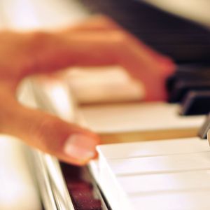 一个吃奶两个添麻逼
