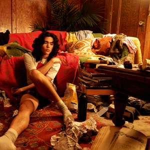 一个吃奶两个添麻逼
